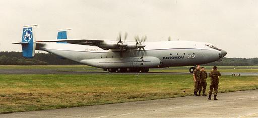 1999-09 Antonov22 met onderdelen Chinooks.jpg
